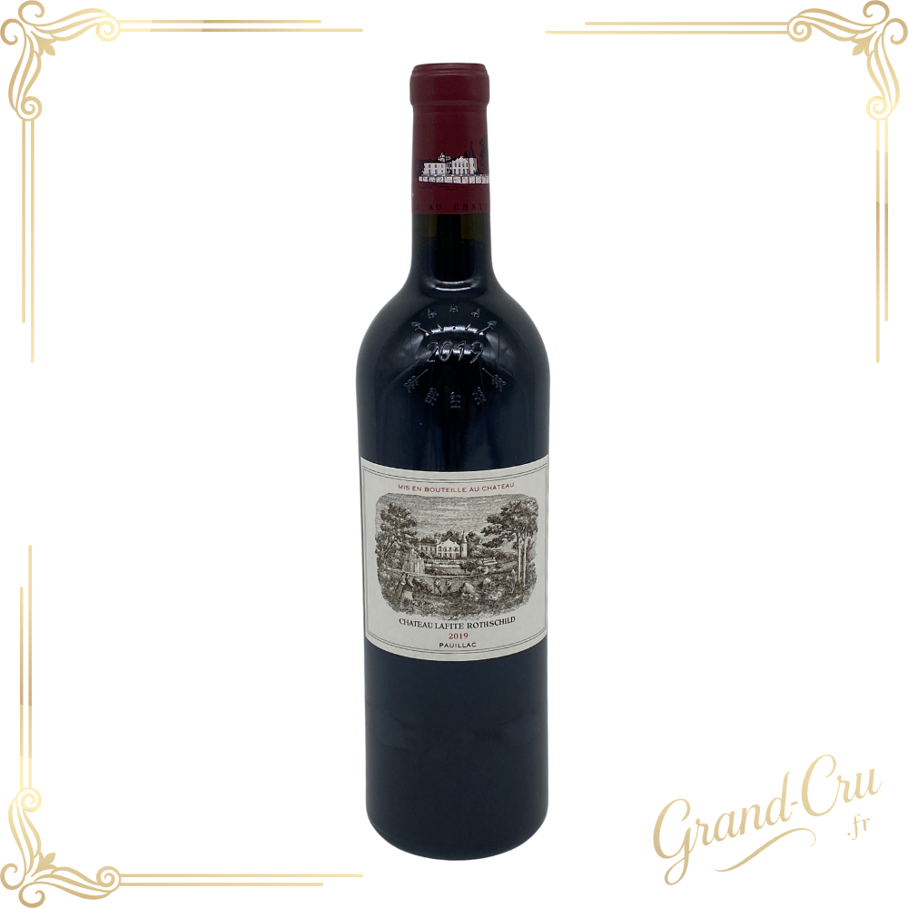 Bouteille de vin rouge Château Lafite Rothschild 2019, étiquette illustrée du domaine, capsule rouge embossée, posée sur fond décoratif doré avec mention Grand-Cru.fr.